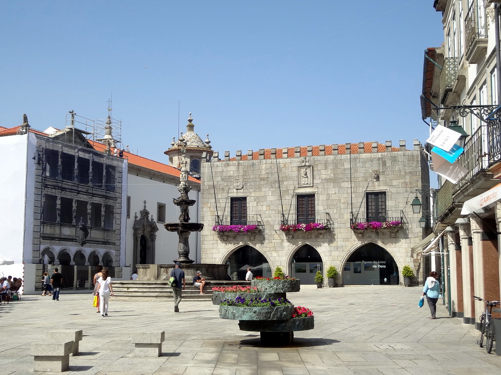 Zona histórica de Viana do Castelo, onde está o chafariz, o edifício da misericórdia e os antigos paços do concelho.
