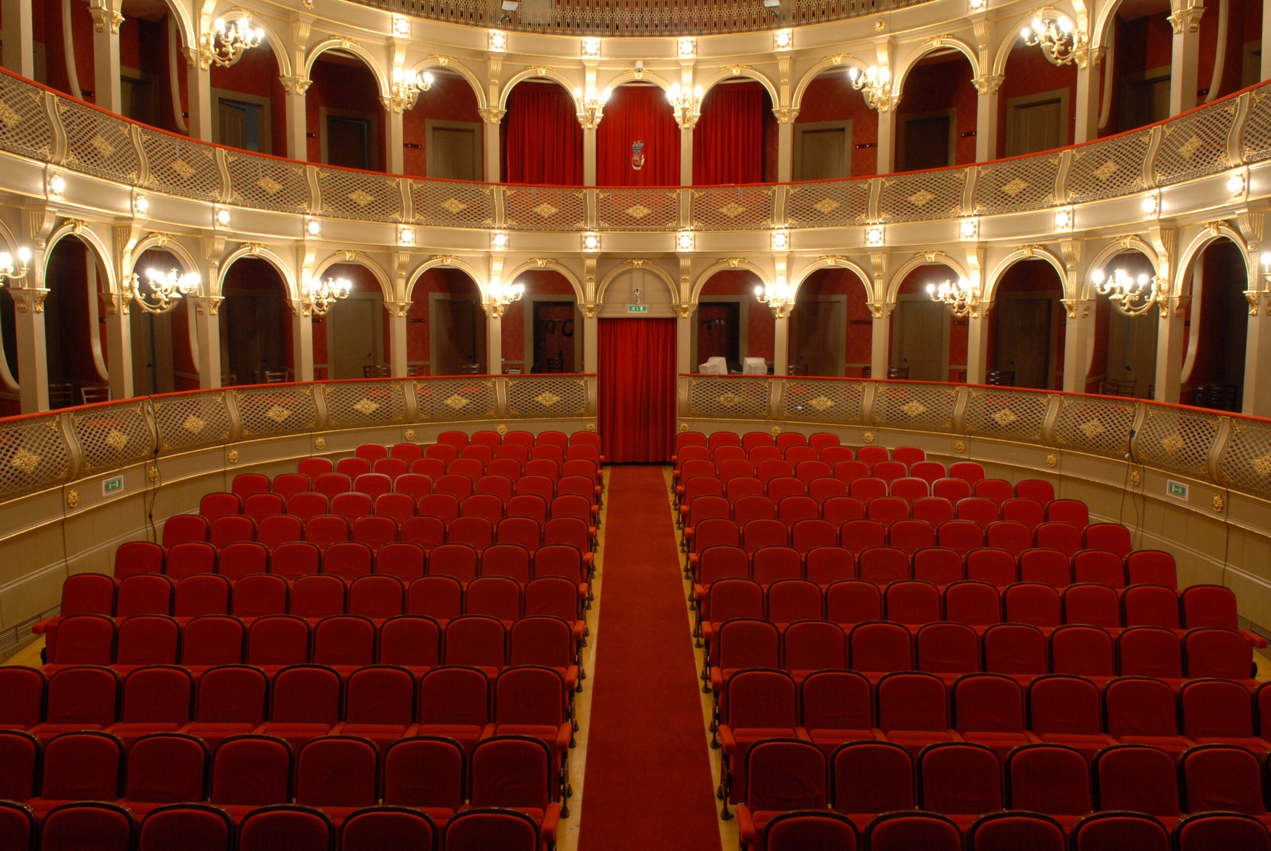 Sala do teatro de Viana do Castelo, com cadeiras vermelha e contornos dourados.